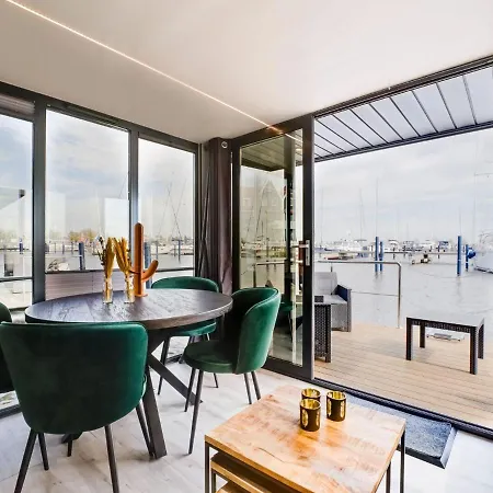 Hotel na wodzie Beautiful Houseboat In Marina Of