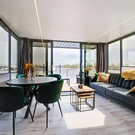 Hotel na wodzie Beautiful Houseboat In Marina Of