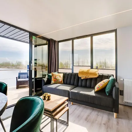 Hotel na wodzie Beautiful Houseboat In Marina Of *