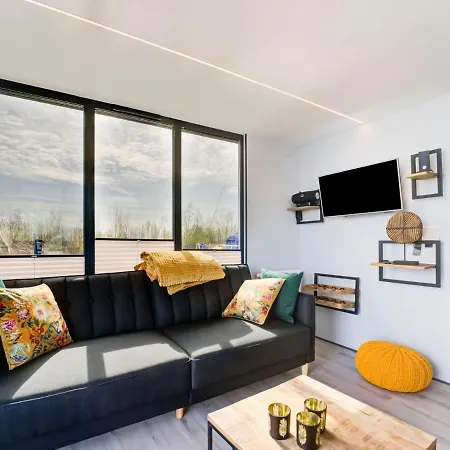 Hotel na wodzie Beautiful Houseboat In Marina Of