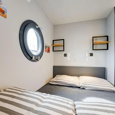 Beautiful Houseboat In Marina Of Bateau-hôtel