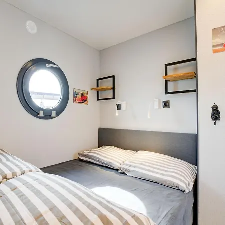 Beautiful Houseboat In Marina Of Hotel na wodzie *