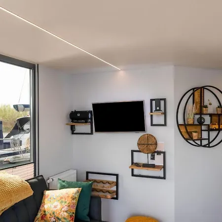 Hotel na wodzie Beautiful Houseboat In Marina Of