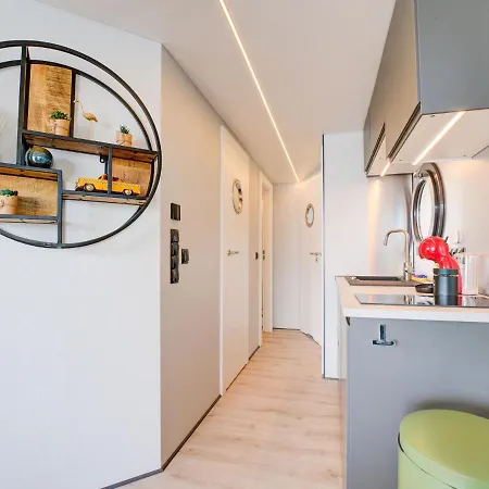 Hotel na wodzie Beautiful Houseboat In Marina Of Volendam