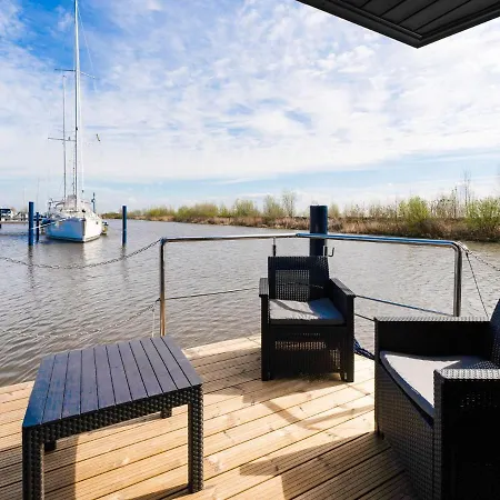 Beautiful Houseboat In Marina Of Hotel na wodzie Volendam
