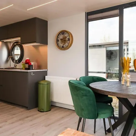 Beautiful Houseboat In Marina Of Hotel na wodzie Volendam