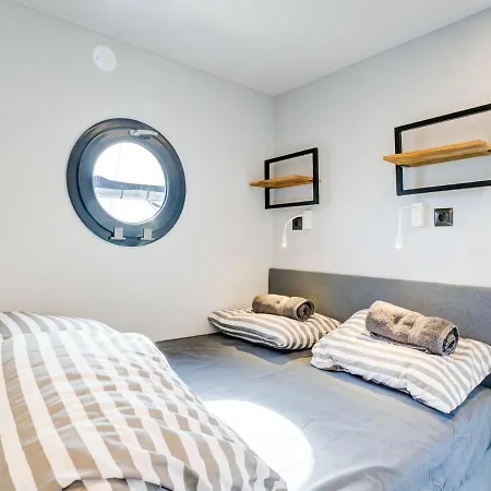 Hotel na wodzie Beautiful Houseboat In Marina Of
