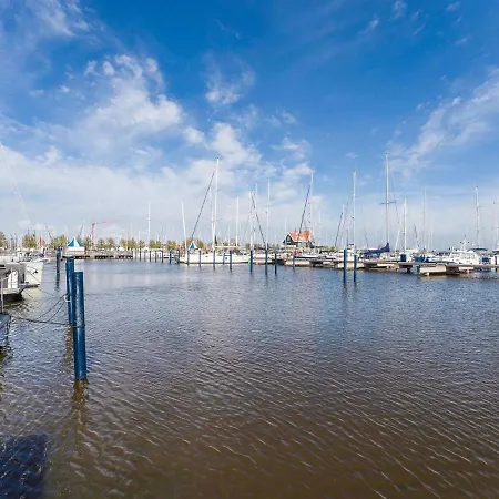 Hotel na wodzie Beautiful Houseboat In Marina Of Volendam