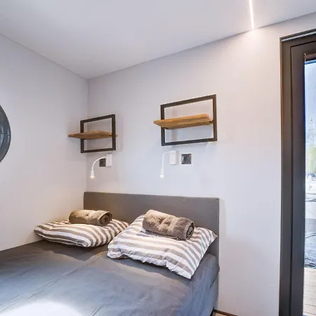 Beautiful Houseboat In Marina Of Hotel en barco Volendam