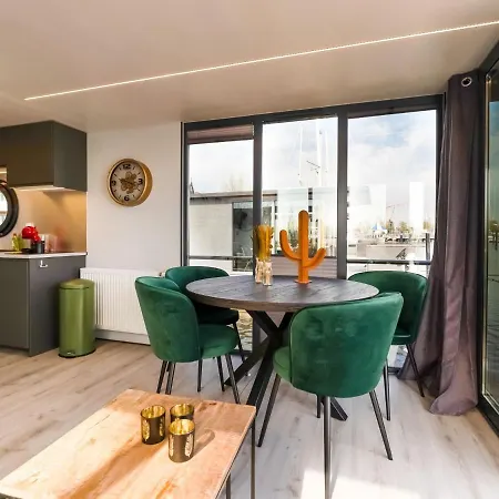 Hotel en barco Beautiful Houseboat In Marina Of Volendam